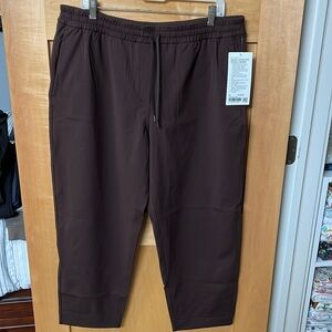 NWT Lululemon Tapered Leg Mid-Rise 7/8 pant Luxtreme